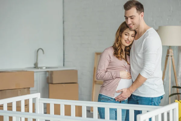 Gravida par som flyttar — Stockfoto