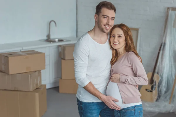 Feliz Pareja Embarazada Sonriendo Cámara Nueva Casa — Foto de Stock