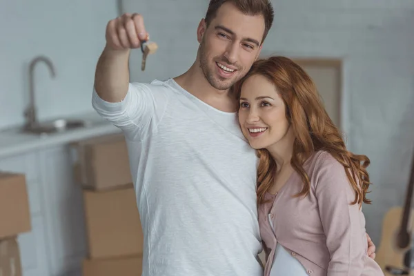 Glückliches Junges Paar Schaut Auf Schlüssel Aus Neuer Wohnung — Stockfoto