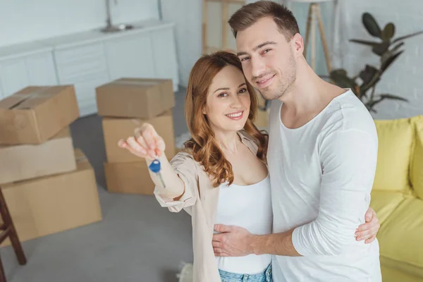 Gelukkige Jonge Paar Glimlachend Camera Terwijl Toets Van Nieuw Appartement — Stockfoto