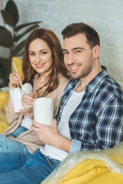 Çift yeme Asya gıda ev concept taşıma yeni evinde gülümseyen
