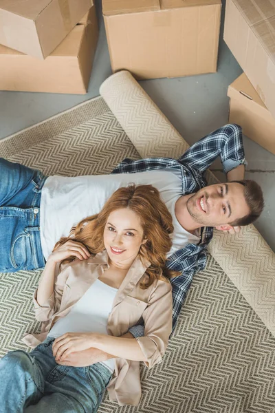 Vista Superior Feliz Pareja Joven Sonriendo Cámara Mientras Está Acostado — Foto de Stock