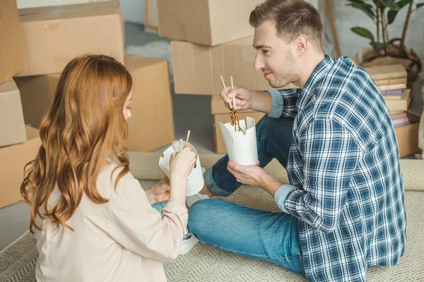 Couple Eating Asian Food New Apartment Cardboard Boxes Moving Home — Free Stock Photo