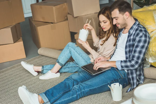 Couple Eating Asian Food While Using Laptop New Apartment Moving — Stock Photo, Image