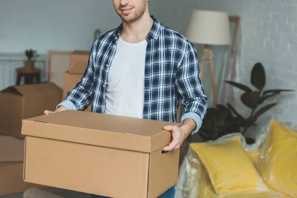Gedeeltelijke Weergave Van Man Met Karton Box Handen Nieuwe Thuis — Stockfoto