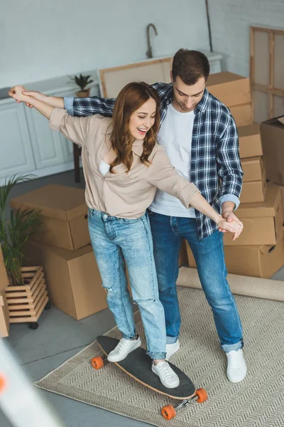 Young Couple Having Fun Skateboard New Apartment Cardboard Boxes Relocation — Stock Photo, Image
