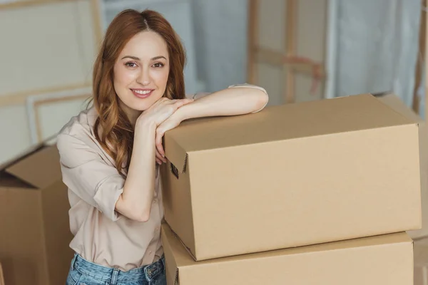 Aantrekkelijke Lachende Vrouw Leunend Kartonnen Dozen Nieuw Appartement Verplaatsing Concept — Stockfoto