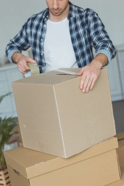 Gedeeltelijke Weergave Van Man Verpakking Kartonnen Doos Met Plakband Verhuizing — Stockfoto