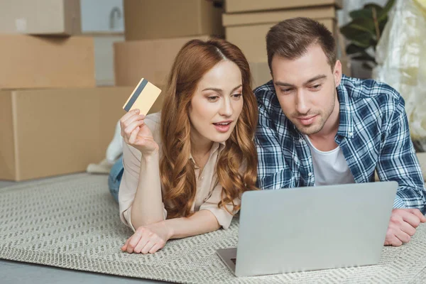 Paar Kopen Goederen Online Samen Aan Nieuw Huis Bewegende Huis — Stockfoto