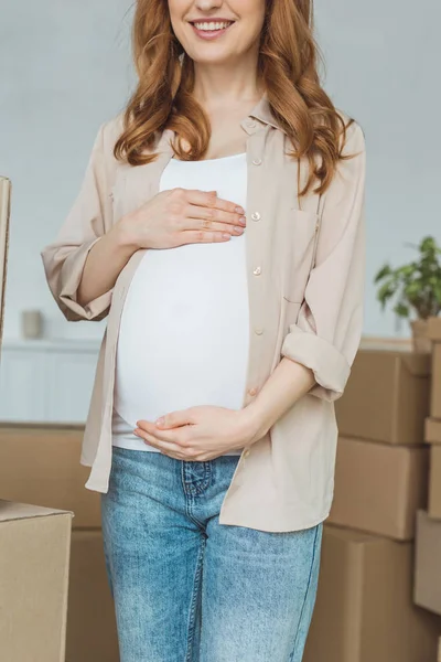 Recortado Disparo Mujer Embarazada Sonriente Nuevo Apartamento Concepto Reubicación — Foto de stock gratis