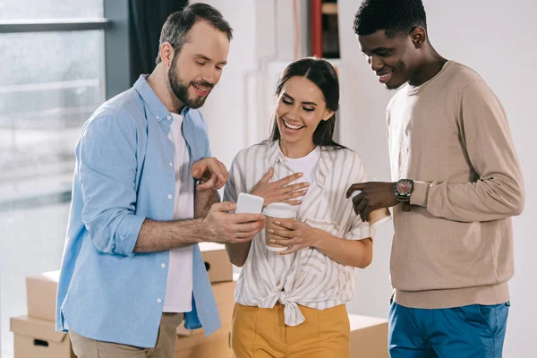 Smiling Coworkers Coffee Talking Looking Smartphone While Relocating New Office — Free Stock Photo