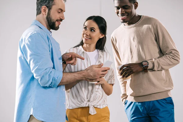 Collègues Souriants Avec Café Pour Aller Parler Regarder Smartphone — Photo