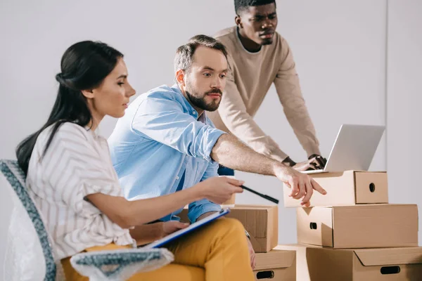 Jóvenes Colegas Negocios Multirraciales Señalando Mientras Trabajan Juntos Una Nueva — Foto de Stock