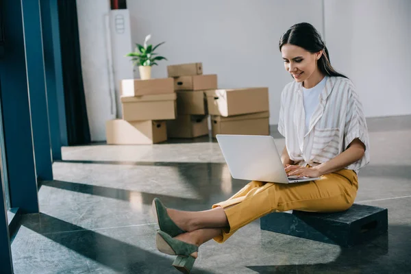 Smiling Young Woman Using Laptop While Sitting New Office Relocation — Stock Photo, Image