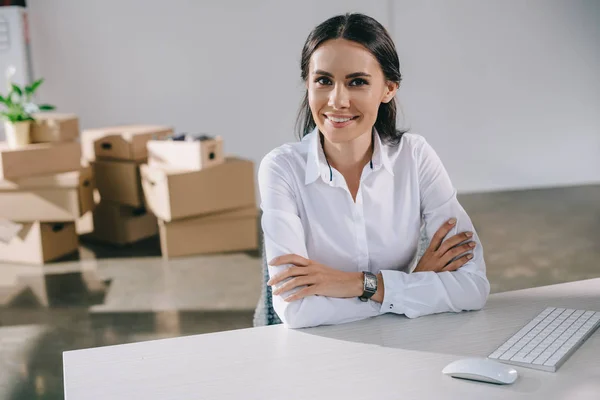 Glad Ung Affärskvinna Ler Mot Kameran När Sitter Arbetsplats Nya — Stockfoto