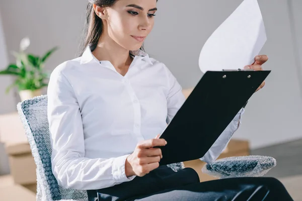 Focused Young Businesswoman Holding Clipboard New Office — Stock Photo, Image