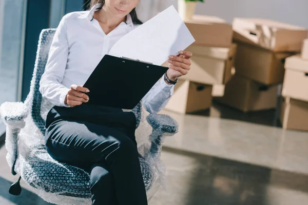 Affärskvinna omplacering — Stockfoto