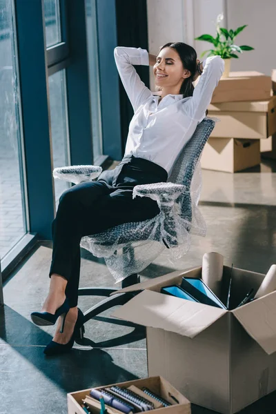 Feliz Joven Empresaria Sentada Con Las Manos Detrás Cabeza Una — Foto de Stock