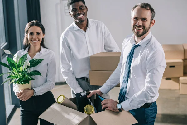 Alegres Colegas Multiétnicos Desempacando Cajas Una Nueva Oficina —  Fotos de Stock