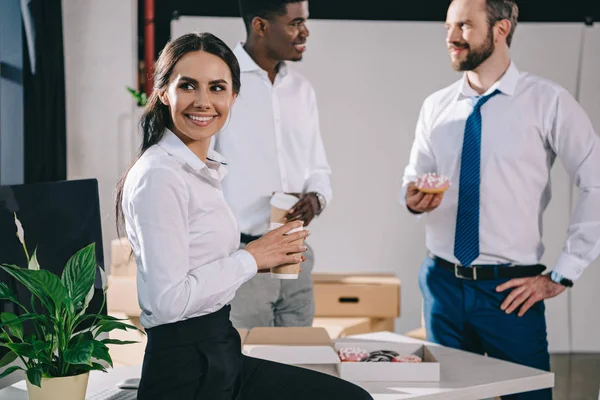 Smiling Multiethnic Colleagues Having Coffee Break New Office Relocation — Free Stock Photo