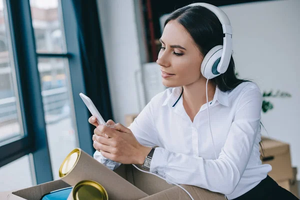 Young Businesswoman Headphones Using Smartphone While Unpacking Box New Office — Free Stock Photo