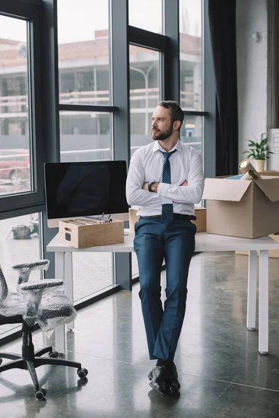 Businessman Crossed Arms Sitting Table Looking Away New Office — Stock Photo, Image