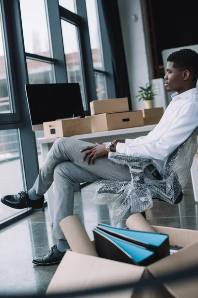 Joven Hombre Negocios Afroamericano Mirando Ventana Mientras Está Sentado Una — Foto de stock gratuita