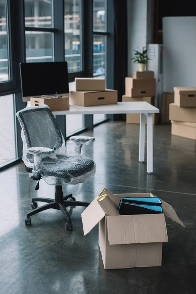 搬迁期间在办公室包装的椅子和纸板箱 — 图库照片