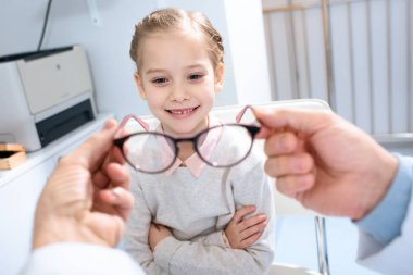 yeni gözlük gülümseyen çocuk kliniği için teklif göz doktoru görüntü kırpılmış