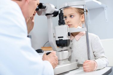 slit lamba Kliniği ile ön ergen çocuk vizyon inceleyerek göz doktoru