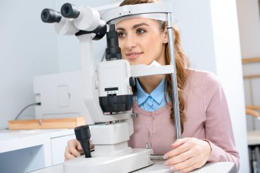 slit lamba Oda danışmanlık düşünülmeli içinde genç kadın
