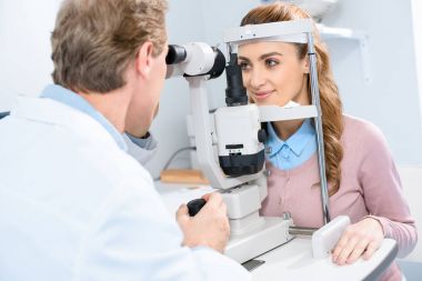 slit lamba Kliniği ile kadın hasta vizyon inceleyerek göz doktoru