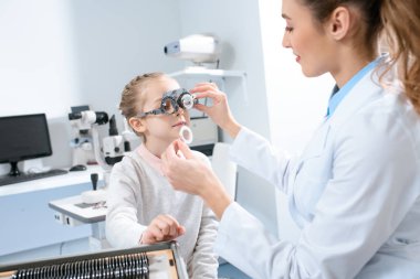 kadın doktoru çocuk gözleri deneme çerçeve ve lensler ile incelenmesi