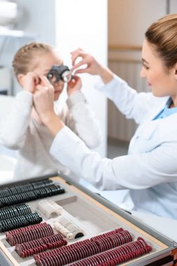Çocuğun gözleri deneme çerçeve ve lensler ile inceleyerek düşünülmeli