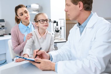 Anne ve kızı göz kliniği ziyaret gözlük içinde 
