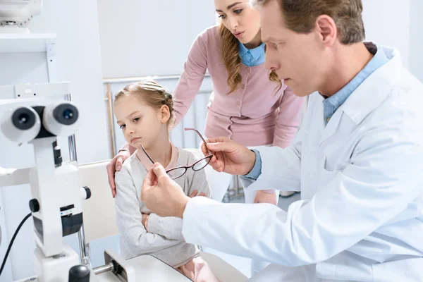 Filha Rejeitando Óculos Consultório Oftalmologista — Fotografia de Stock