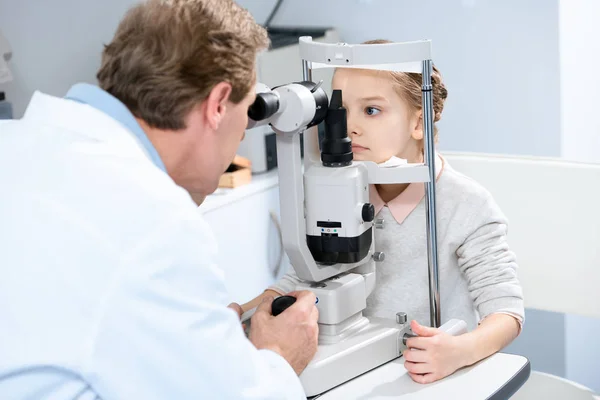 Oculista Examinar Visión Preadolescente Niño Con Lámpara Hendidura Clínica — Foto de Stock