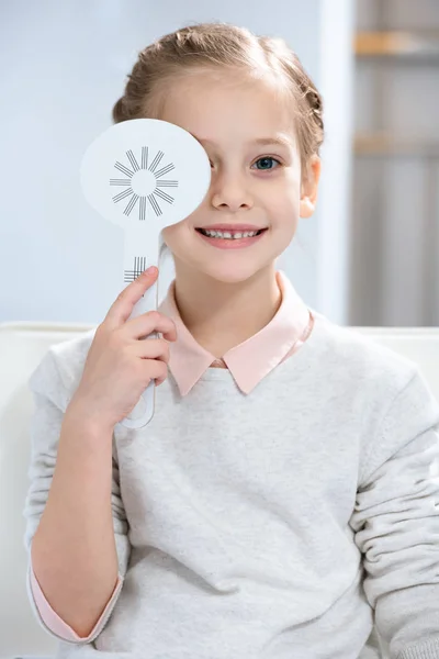 Criança Sorrindo Examinando Visão Cobrindo Olho Consultório Oculista — Fotografia de Stock