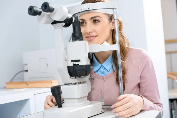 Junge Frau Spaltlampe Augenarztpraxis — Stockfoto