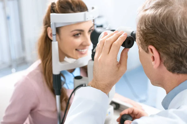 Oculista Examinar Visão Paciente Com Lâmpada Fenda Clínica — Fotografia de Stock