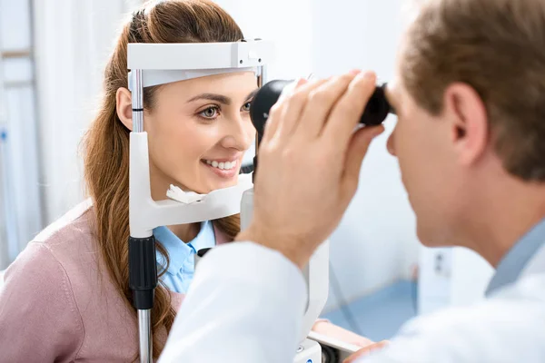 Oftalmologista Examinando Visão Paciente Com Lâmpada Fenda Clínica — Fotografia de Stock