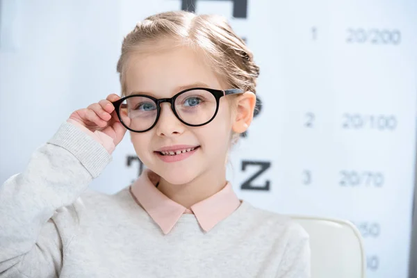 Entzückend Lächelndes Kind Blickt Brille Augenarztpraxis Die Kamera — Stockfoto