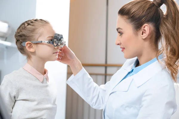 Optometrista Examinando Ojos Niño Con Marco Ensayo Clínica — Foto de Stock