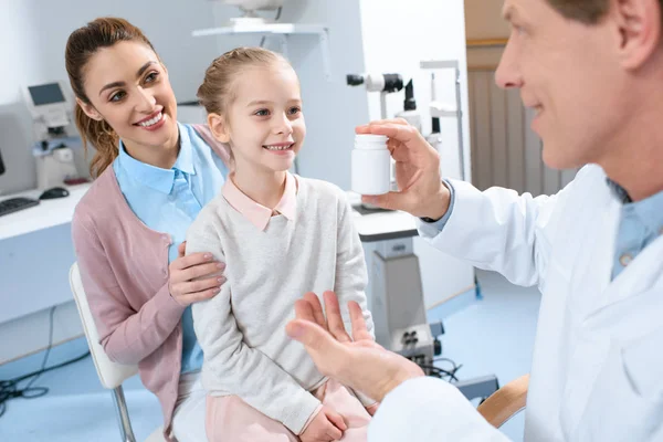 Feliz Madre Hija Visitando Oftalmólogo Eligiendo Medicamentos Clínica — Foto de Stock