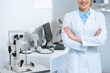 kadın doktoru çapraz kollarında optik Kliniği ile ayakta kırpılmış görünümünü