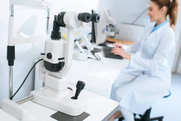Foco Seletivo Optometrista Que Trabalha Com Computador Clínica Teste Campo — Fotografia de Stock