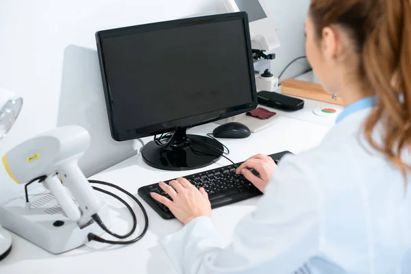 Επιλεκτική Εστίαση Του Γυναικείου Οφθαλμιατροσ Χρήση Υπολογιστή Στην Κλινική — Φωτογραφία Αρχείου