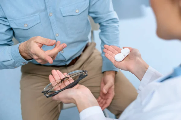 Beskuren Bild Ögonläkare Holding Glasögon Och Kontaktlinser — Stockfoto