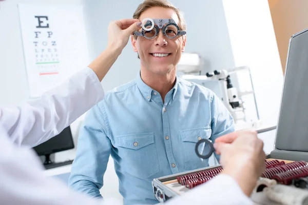 Oftalmologista Examinando Olhos Homem Meia Idade Com Quadro Experimental Lentes — Fotografia de Stock