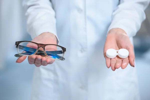 Beskuren Bild Ögonläkare Holding Glasögon Och Kontaktlinser Händer Och — Stockfoto